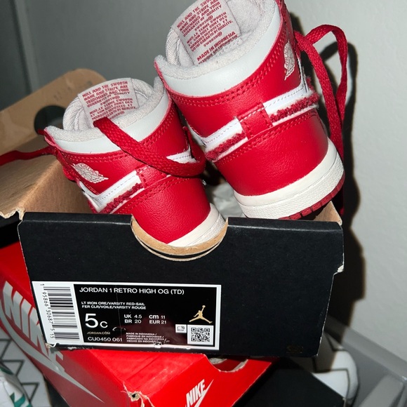 Like new Jordan retro 1s red 5c - Picture 1 of 3